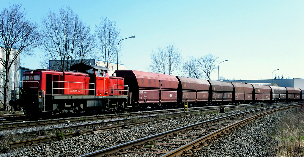 ...der Rheinkalk - bergabezug,eingehakt bei 294 722-4 , wartet  in der Horlecke  am 6.4.10 auf Freigabe,die hier auch noch mit Formsignal erfolgt (sorry fr `s fehlende Zugende)