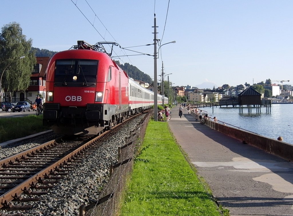 Der RJ 564 auf Grund der Arlbergsperre nicht von Wien sondern von Bludenz nach Lindau und nicht mit dem bekannten Railjet-Zugmaterial/-Aussehen. 1016 012 mit IC-Wagen am 10.08.2011 kurz nach Verlassen des Bahnhofs in Bregenz.
