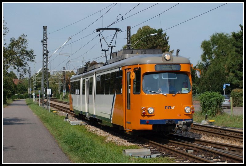 Der in RNV-Farben lackierte Wagen 116 fhrt am 7.9.2009 in Edingen OEG-Bahnhof ein.