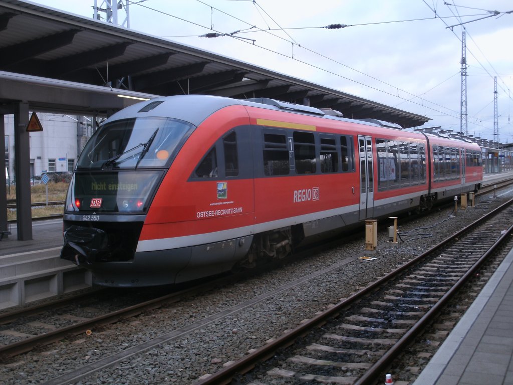 Der Rostocker Desiro 642 550,am 17.Dezember 2011,im Einsatz als RE auf der Strecke nach Graal M�ritz im Rostocker Hbf.