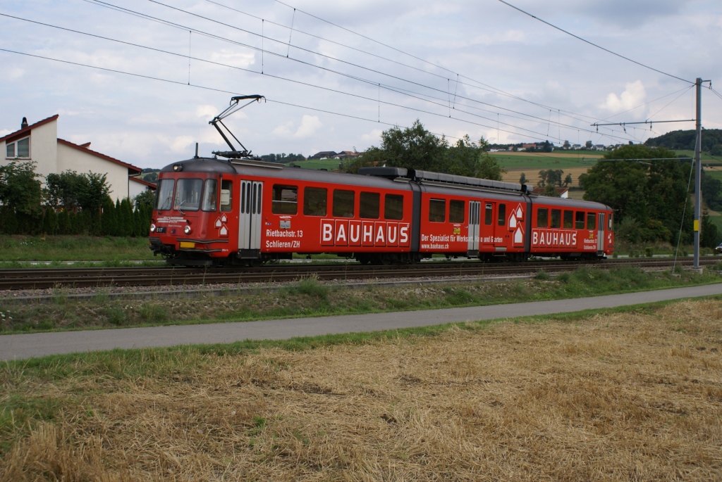 Der rote BDe 8/8 9 erreicht am 13.8.10 Berikon-Widen. Schn, dass diese Fahrzeuge bis an ihr Lebensende noch Einsatzzeit erhalten. Gemeinsam mit den ebenfalls mit Vollwerbung verkehrenden Be 4/8, den orangen BDe 8/8 und den neuen, in weiss verkehrenden ABe 4/8 bekommt man also zurzeit noch ziemlich farbenfrohe und abwechslungsreiche Fahrzeuge zu sehen. Allerdings nicht mehr allzu lange, denn die Be 4/8 werden demnchst zur WSB transferiert und die BDe 8/8 abgebrochen.
