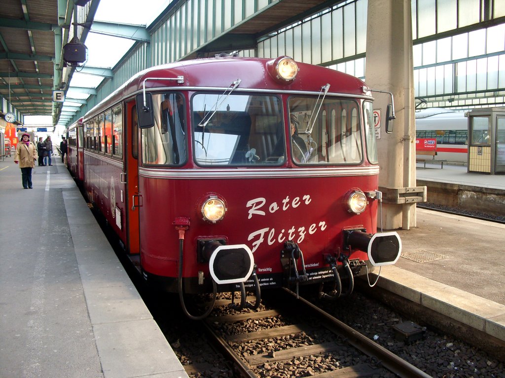 Der  Rote Flitzer  flitzt am 26.02.11 morgends um ca. 10:00 Uhr mit einem Faschingssonderzug in Stuttgart ein um dann vier Minuten spter weiter nach Rottweil zu fahren.