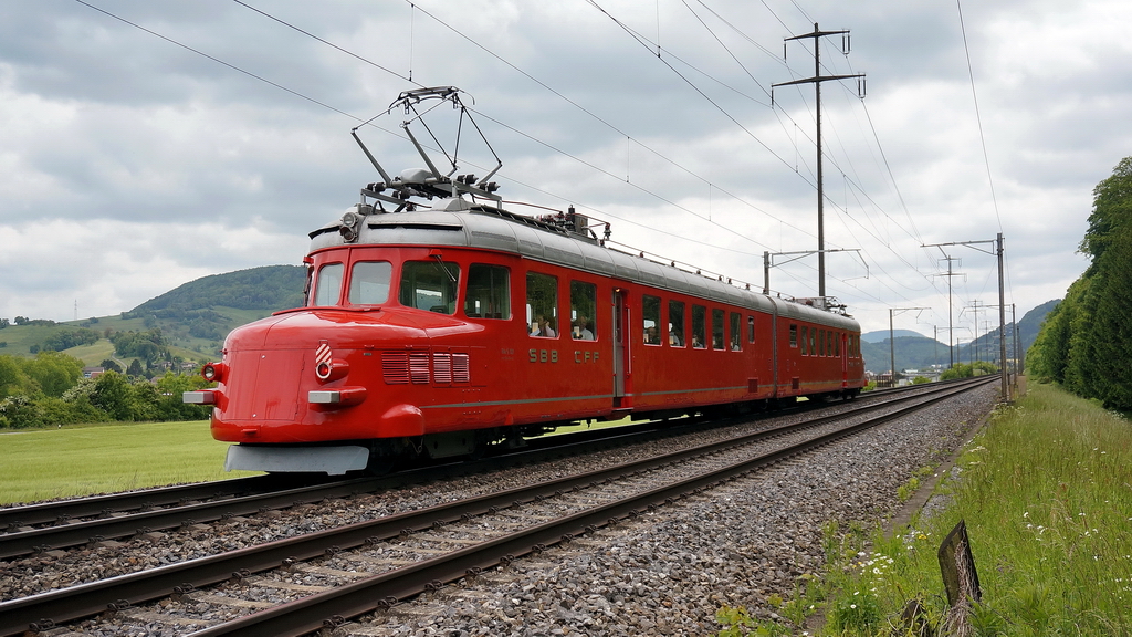Der rote Pfeil  Churchill  RAe 4/8  1021 fhrt gemtlich in Richtung Frick am Sonntag, dem 26.5.2013. Wo mag die Reise wohl hingehen ? Eiken AG 