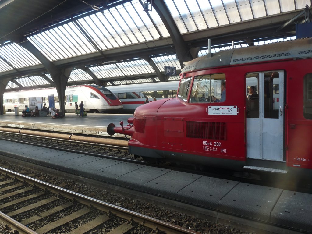 Der Rote Pfeil RBe 2/4 202 der OeBB pendelte anlsslich der  Bischofzeller Rosenwoche 2011  zwischen St. Gallen und Bischofzell. Hier abends nach der berfhrungsfahrt im Zrcher HB vor der Kulisse moderner Triebzge ICE + ICN. 26.06.2011