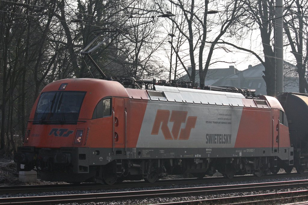 Der RTS 1216 902 fuhr am 4.2.12 mit einem Kesselwagenzug nach Duisburg-Ruhrort Hafen durch Ratingen-Lintorf.