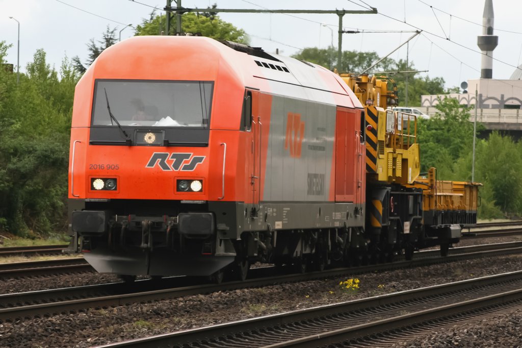 Der RTS 'Eurorunner' mit einem Bauwagen am Haken f�hrt in Richtung D�sseldorf.