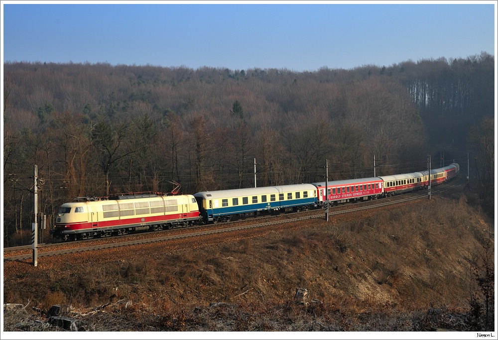 Der Rudolf Steiner Express auf der Heimreise (Wien-Kln, SDZ D17174); hier im Wiener Wald kurz nach dem Drrenberg-Tunnel; 28.2.2011