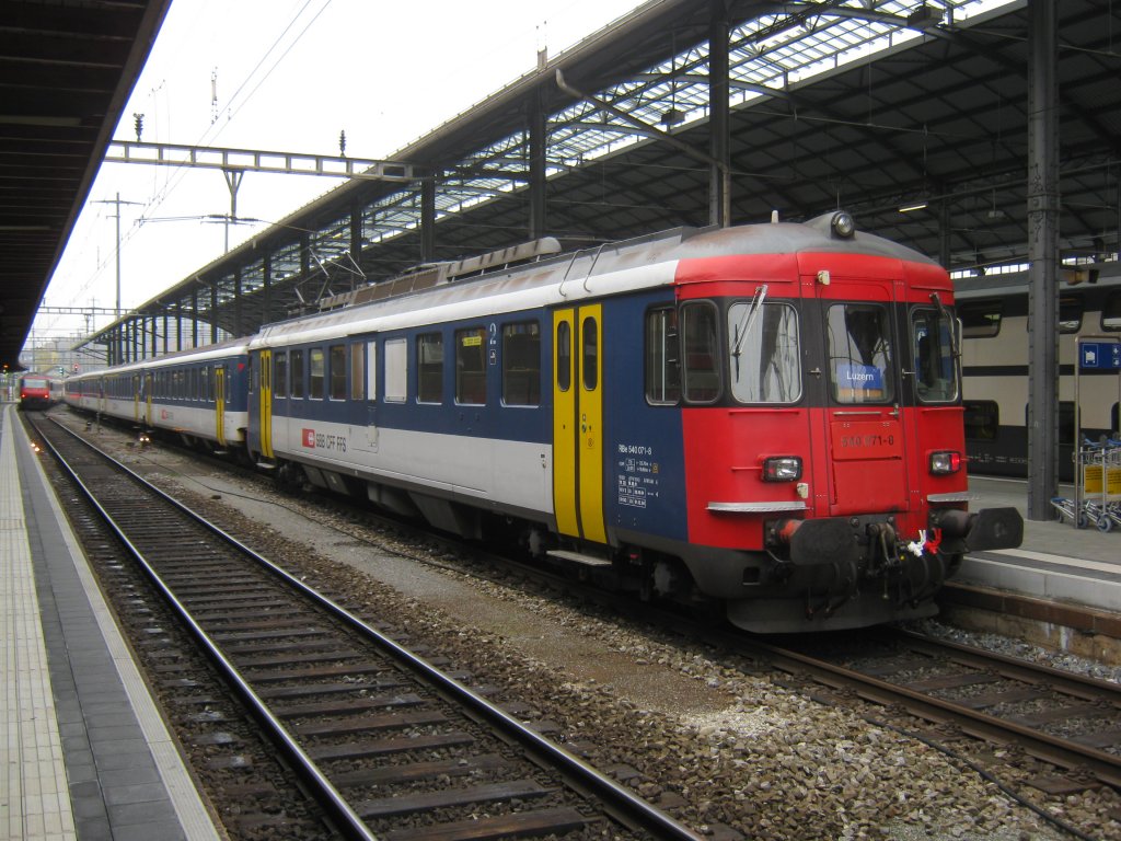 Der S-Bahn 6-teilige Zrich Reservependel, mit RBe 540 071, als Ersatz RE 3565 in Olten, 16.11.2011.