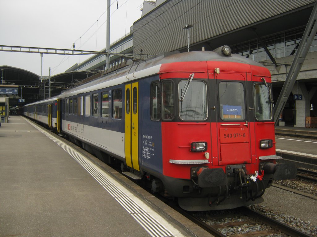 Der S-Bahn 6-teilige Zrich Reservependel, mit RBe 540 071, als Ersatz RE 3565 in Luzern, 16.11.2011.