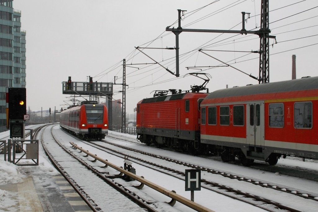 Der S-Bahn-Ersatzverkehr macht in Berlin auch solche Begegnungen mglich: 423 450-6 und eine 143er mit n-Wagen treffen sich an der Station Jannowitzbrcke. (30.1.2010)