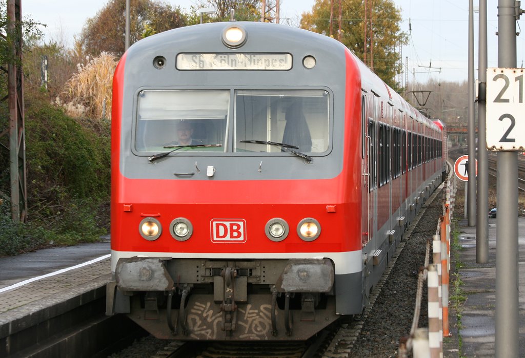 Der S-Bahn Steuerwagen auf der S6 von Essen HBF nach Kln Nippes am 13.11.2009 in Dsseldorf Rath