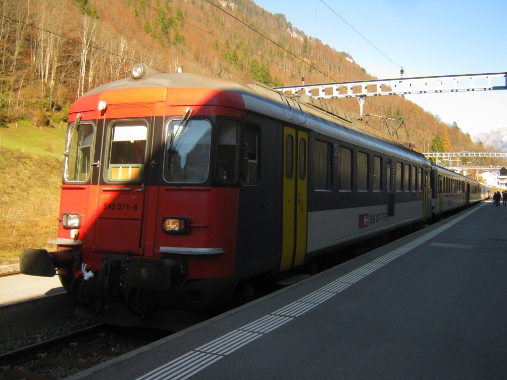 Der S-Bahn Zrich Reservependel, bestehend aus RBe 540 071, B EWI NPZ, AB EWII NPZ, A EWI NPZ, B EWI NPZ und BDt EWI (hssliches Entlein, 50 85 82-33 951-3, als Ersatz-Regio 7741/7750 beim Wenden in Linthal. Leider steht der Zug zum Teil im Schatten, dafr ist es ein einmaliges Bild. Auf dieser Strecke verkehren ausschliesslich NPZ, welche in absehbarer Zeit durch Dominos ersetzt werden. Bei NPZ Mangel, welcher man zurzeit infolge div. Unfllen sprt, knnen nicht gengend Reserve Zge bereitgestellt werden. In dem Fall, welcher im Bild dokumentiert ist, musste der planmssige NPZ in den Unterhalt nach Zrich, sodass man kurzfristig den RBe Pendel nahm. Dieser Pendel ist brigens um 2 Wagen lnger als der planmssige Zug, und hat das dreifache Platzangebot in der 1. Kl, 12.11.2011.
