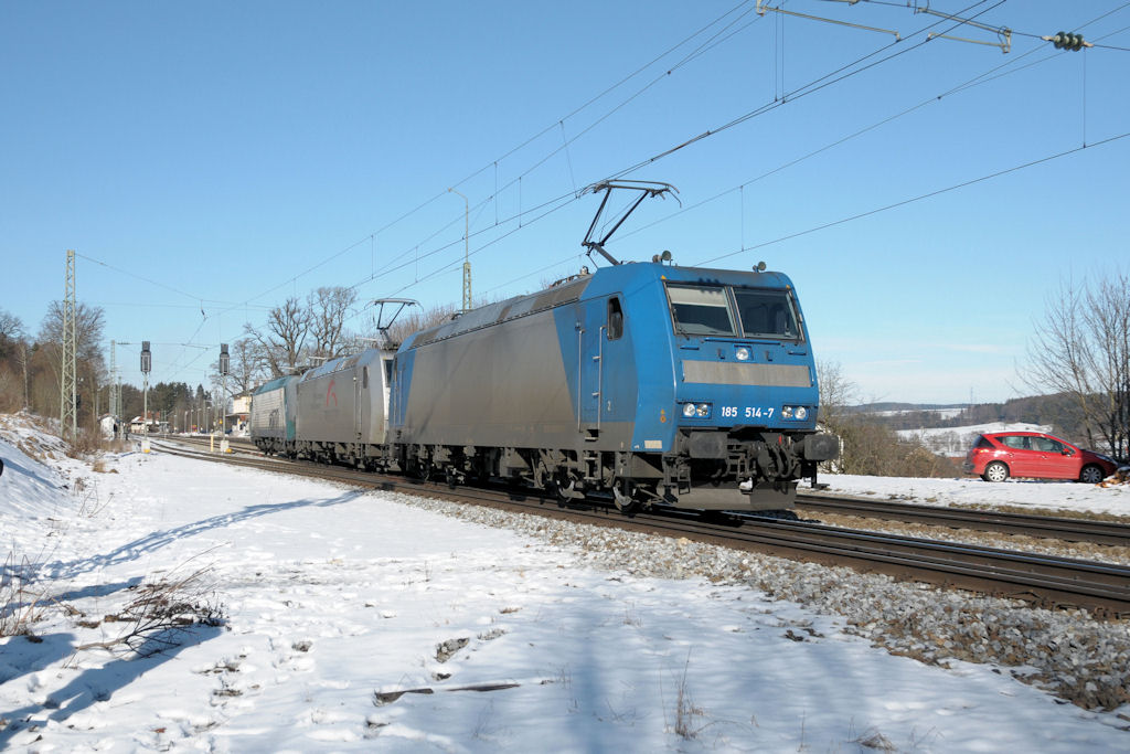Der samstgliche TXL-Lokzug bastand am 05.02.11 aus 185 514 & 537 sowie der ital. E412 016 in Aling