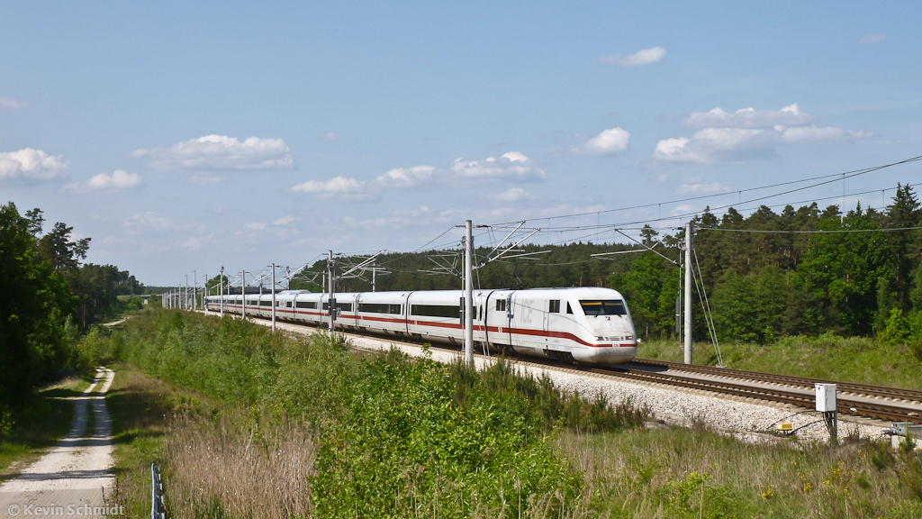 Der samstags verkehrende ICE 909 von Berlin nach München taucht pünktlich 10 Minuten nach der planmäßigen Abfahrt in Nürnberg kurz vor Allersberg auf. (19.05.2012)