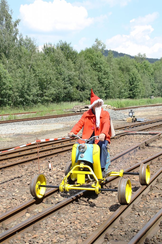 Der Sandman kommt mit dem SIMSON KR 50 Schienenmoped, gesehen am 05.06.2011 im Eisenbahnmuseum Schwarzenberg. 

