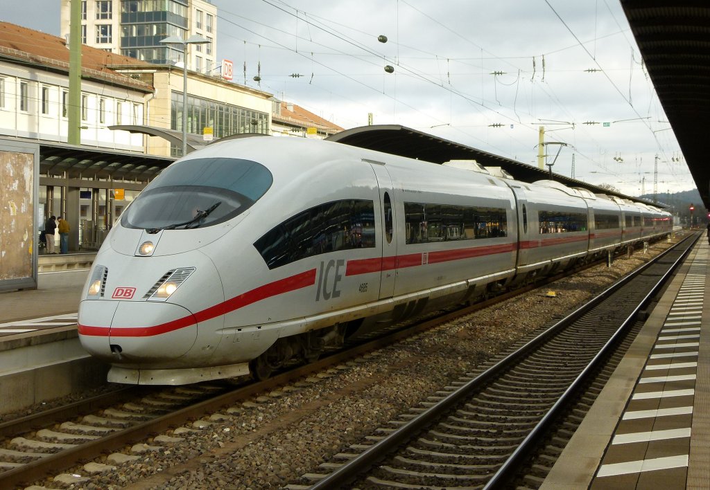 Der saubere 406 085 (Schwabisch-Hall) steht als ICE 9954 Frankfurt (Main) - Paris Est am 30.12.2011 in Kaiserslautern