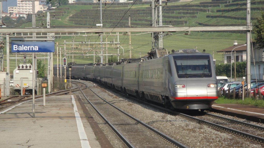 Der SBB ETR 470 005 durchfhrt am 14.10.10 die Chiasso-Vorortsstation Balerna.