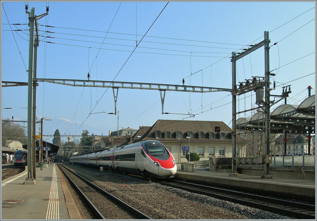 Der SBB ETR 610 auf der Fahrt von Milano nach Genve bei der Durchfahrt in Vevey. 
27. Mrz 2013