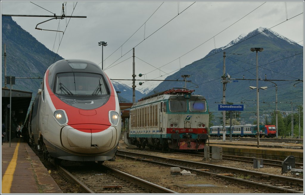 Der SBB ETR 610 verlsst, von Genve kommend, in Krze Domodossola in Richtung Milano.
22. Mai 2013