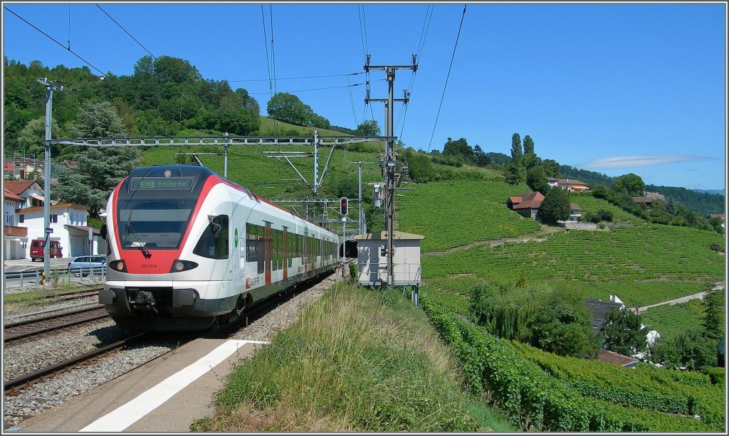Der SBB Flirt 523 019 als S2 nach Vallorbe erreicht Grandvaux.
17. Juli 2012