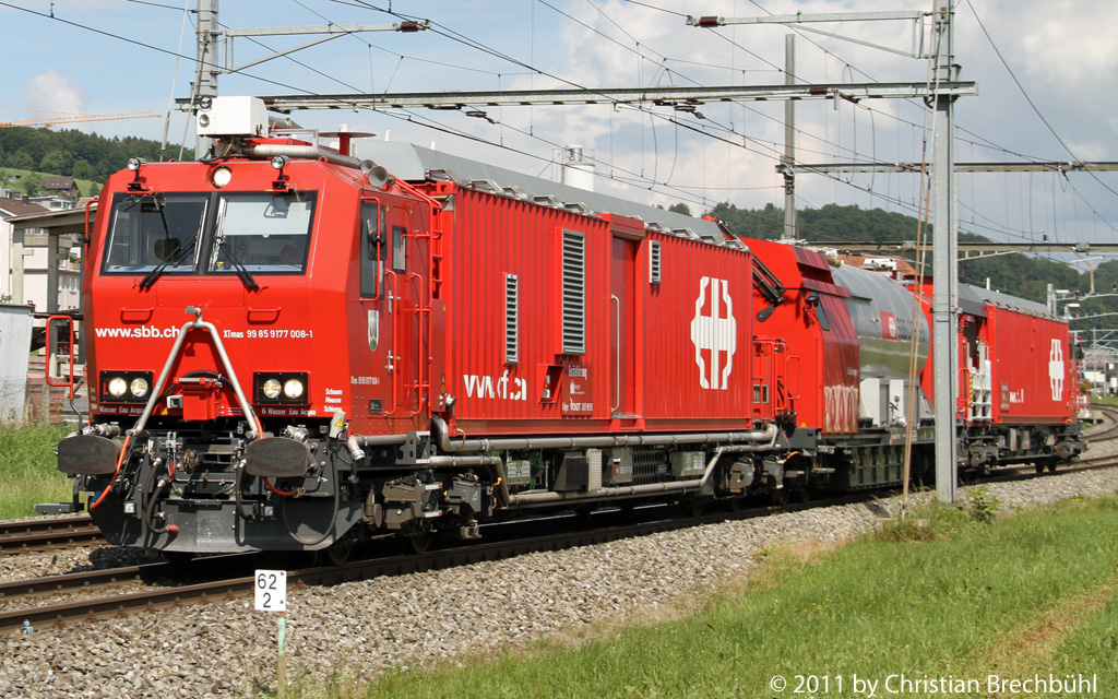 Der SBB Lschzug XTmas 85 9177 008-1 fhrt mit Volldampf von Wauwil Richtung Nebikon am 20.05.2011. 
