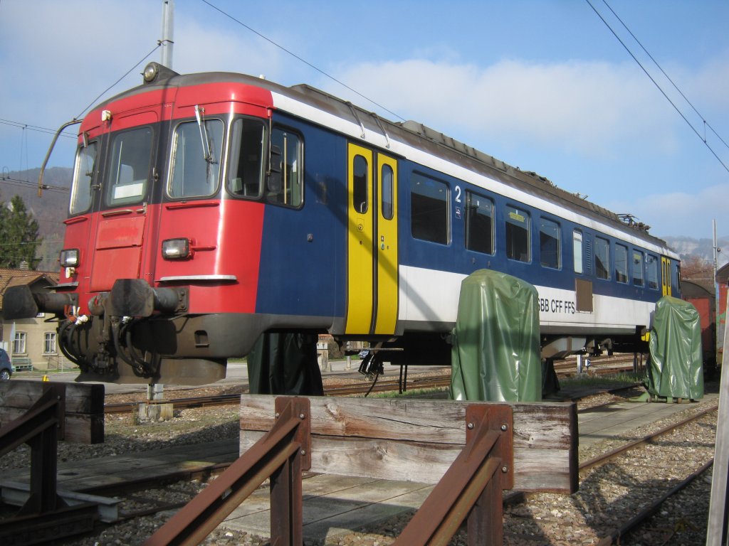 Der SBB RBe 540 006-4 steht ausgeschlachtet und aufgebockt in Balsthal, 09.11.2011.