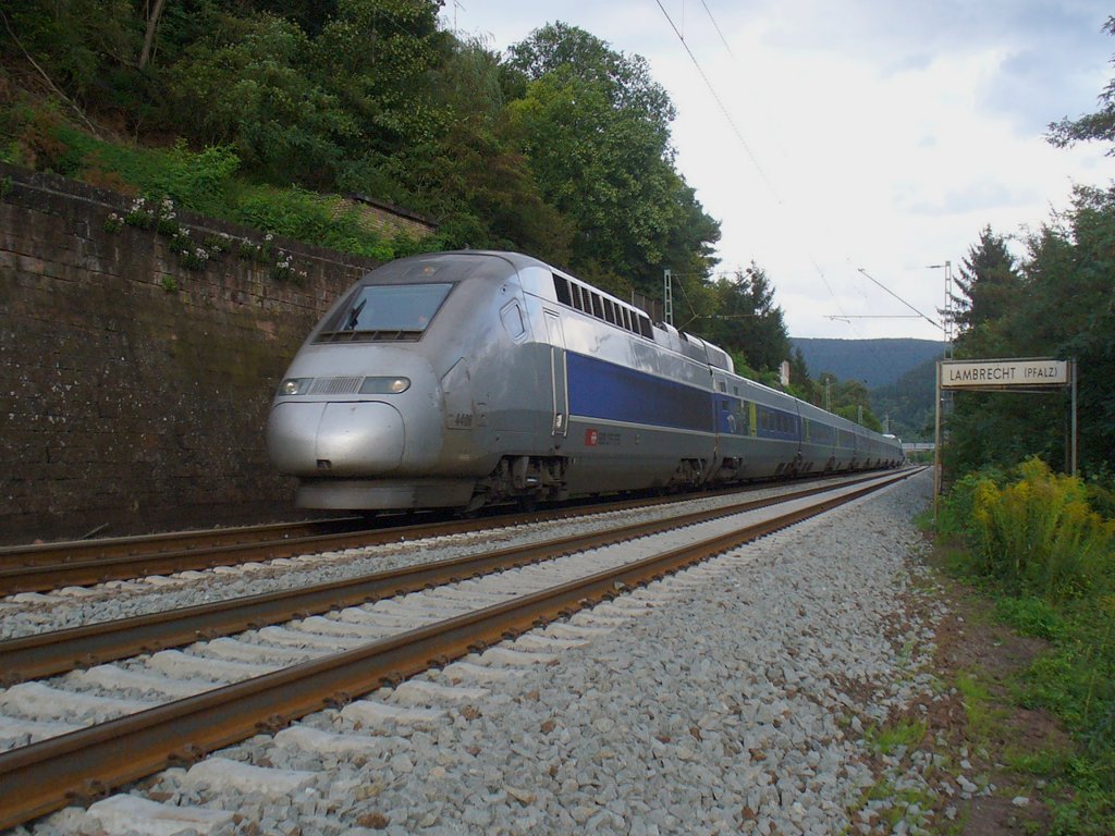 Der SBB TGV 4406 fhrt als TGV 9552 Frankfurt (Main) - Paris Est am 29.08.2011 bei Lambrecht in richtung Kaisrslautern