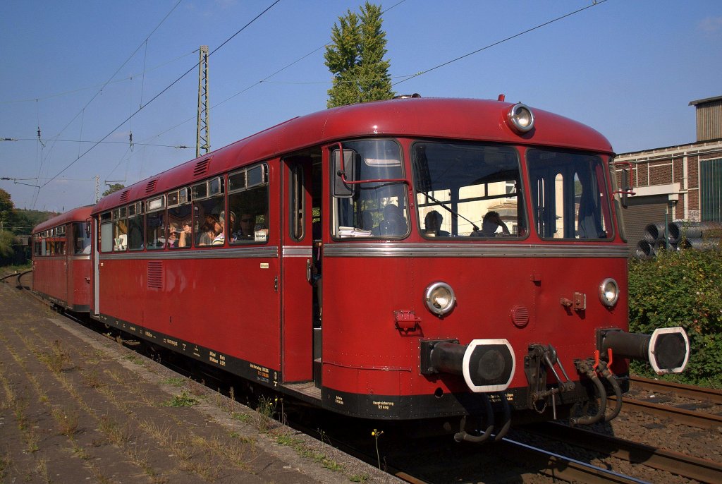 Der Schienenbus 796 796 des DGEG Eisenbahnmuseums Bochum-Dahlhausen macht mit dem Steuerwagen 996 784 am 25.09.2011, im Einsatz als RuhrtalBahn zwischen dem Eisenbahnmuseum und Hagen Hbf. Halt in Wengern Ost. 