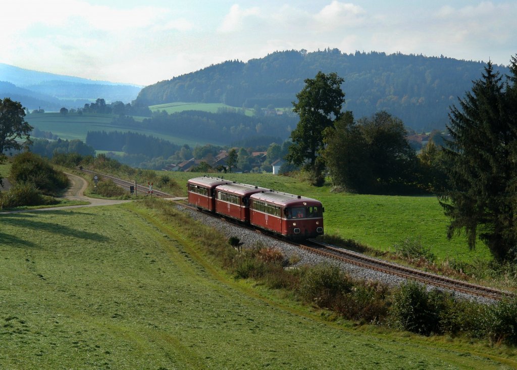 Der Schienenbus 798 706 + 798 776 + 998 840 der Passauer Eisenbahnfreunde bei einer Sonderfahrt auf der Ilztalbahn von Passau nach Freyung am 03.10.2012 unterwegs bei Karlsbach. 
