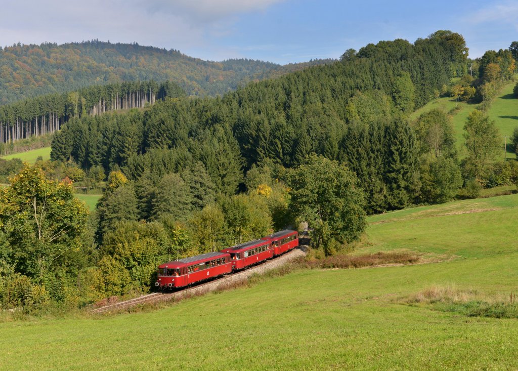 Der Schienenbus 998 840 + 798 776 + 798 706 der Passauer Eisenbahnfreunde bei einer Sonderfahrt auf der Ilztalbahn von Freyung nach Passau am 03.10.2012 unterwegs bei Werenain.