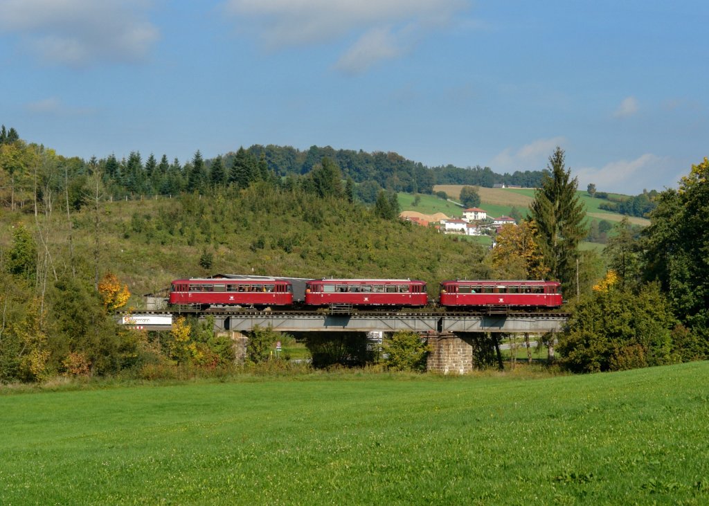 Der Schienenbus 998 840 + 798 776 + 798 706 der Passauer Eisenbahnfreunde bei einer Sonderfahrt auf der Ilztalbahn am 03.10.2012 unterwegs bei R�hrnbach. 