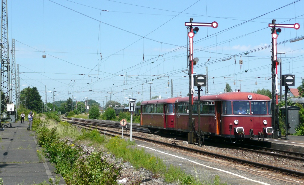 Der Schienenbus der Bayernbahn wird in Nrdlingen fr die nchste Sonderfahrt nach Wassertrdingen bereit gestellt. (Blick nach Norden am 14.6.09, als das 40-jhrige Jubilum des Bayerischen Eisenbahnmuseums gefeiert wurde.)