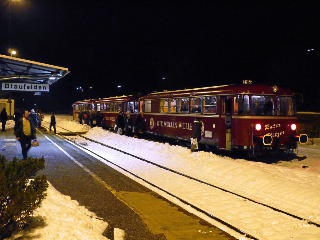Der Schienenbus des Bietigheimer Vereins bei einer Sonderfahrt nach Rothenburg am 11.12.2010 zu Beginn der Rckreise nach Stuttgart.
 
