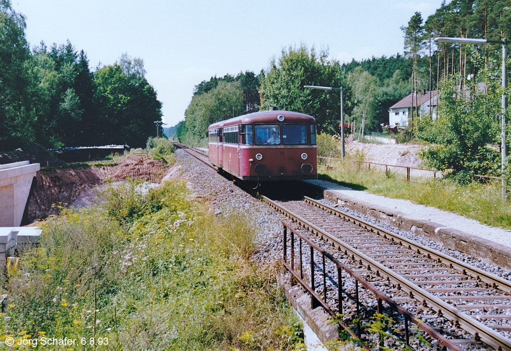Der Schienenbus fhrt am Freitag, den 6.8.93, als RB nach Pleinfeld in Ramsberg ein. Der Bahnsteig wurde am folgenden Wochenende abgebrochen und dafr die links sichtbare Brcke eingeschoben. 