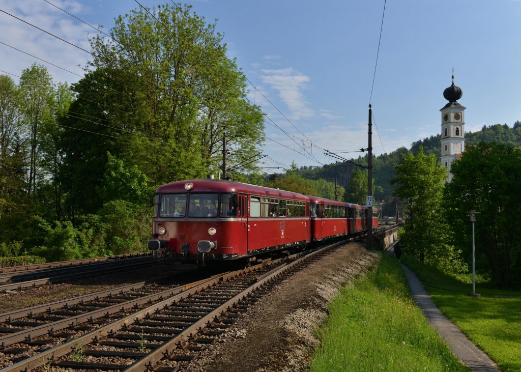 Der Schienenbus der Passauer Eisenbahnfreunde 798 776 + 998 034 + 998 840 + 798 706 bei einer Sonderfahrt von Waldkirchen nach Bad Ischl am 09.05.2013 in Wernstein am Inn.