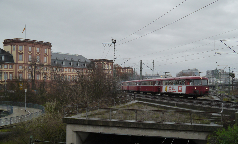 Der Schienenbus-Sonderzug mit 2 Motor- und 3 Beiwagen der Historischen Eisenbahn Mannheim (HEM) fährt am Mannheimer Schloss vorbei auf dem Weg nach Neustadt a.d.Weinstraße, wo die Fahrt mit dem Kuckucksbähnle weitergeht. (16.12.12)
