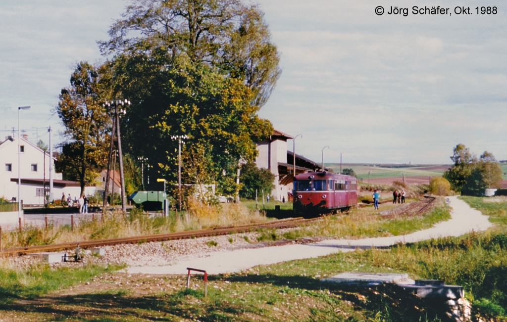 Der Schienenbus wartet im Oktober 1988 in Fremdingen auf „Dampf-anschluss“ aus Nrdlingen (s.Bild 510020). Der Bahnhof hatte sich in den 
drei Jahren seit der Einstellung des Personenverkehrs am 2.6.85 noch kaum verndert. 
