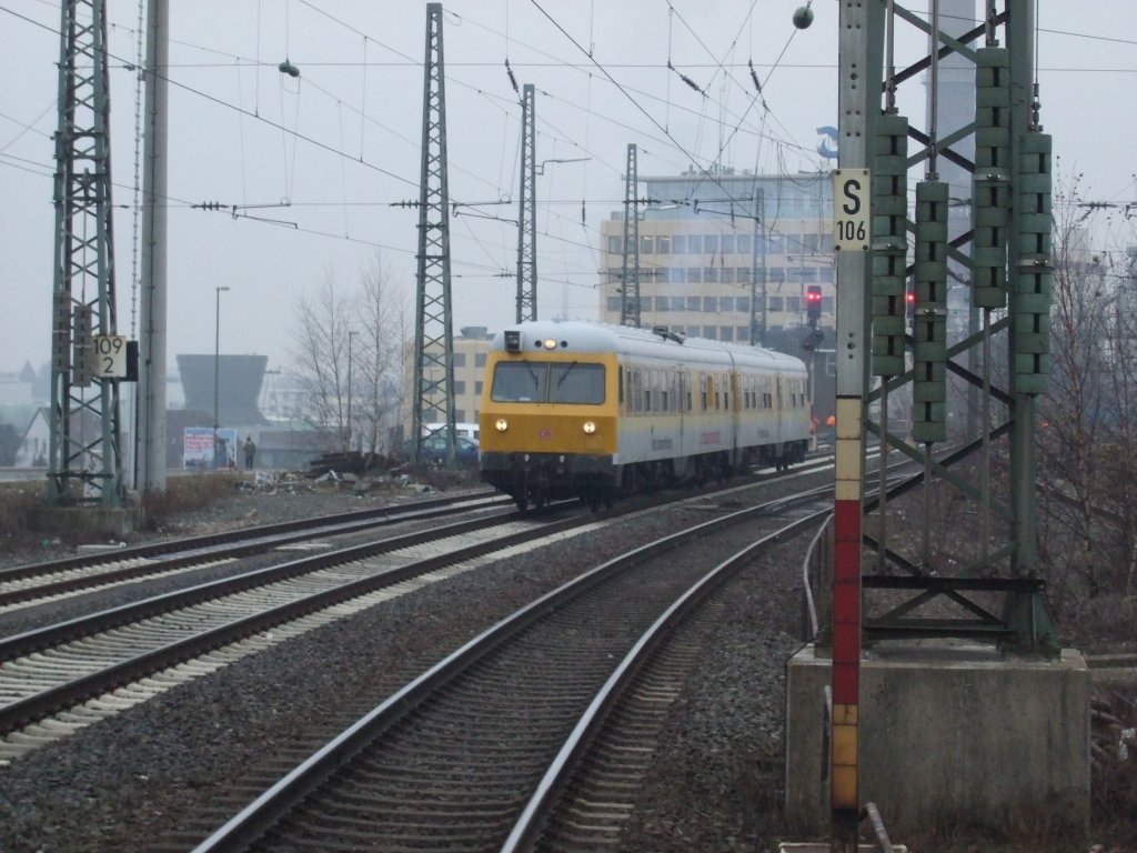 Der SchienenPrfExpress (Baureihe 719) steht vor dem Bielefelder Bahnhof. Aufgenommen am 31.01.2011.
