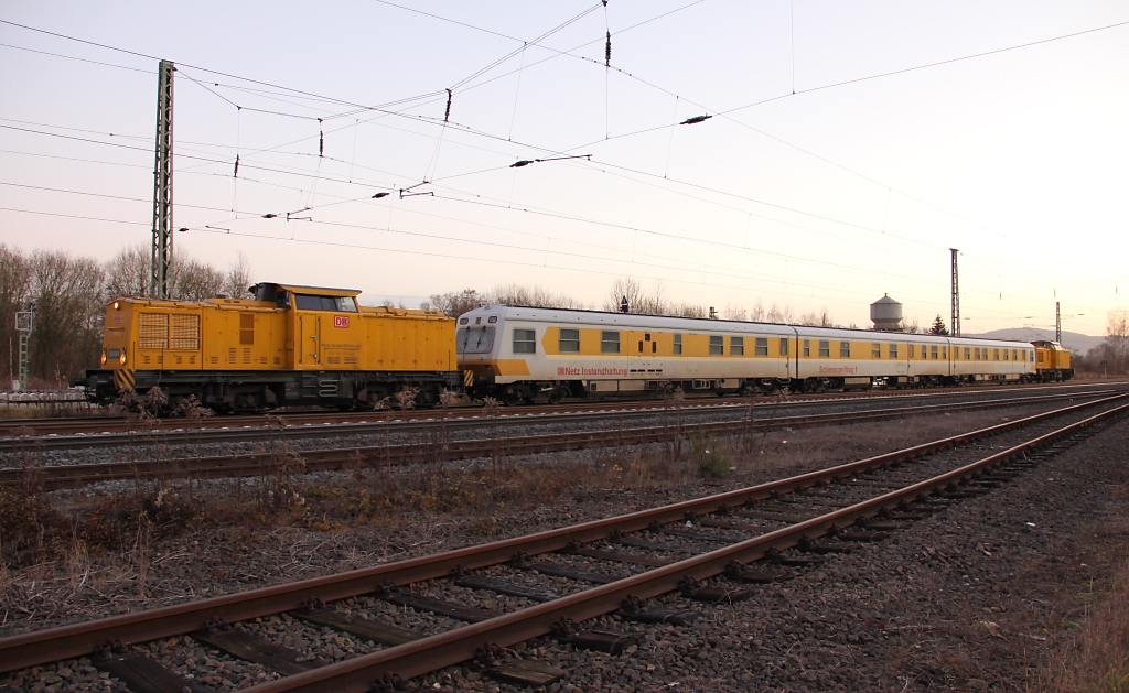 Der Schienenprfzug 1 der DB Netzinstandsetzung kam am Abend des 28.11.2011 von zwei 203ern gesandwicht durch Eschwege West in Richtung Norden. Zuvorderst war die 203 309-0.