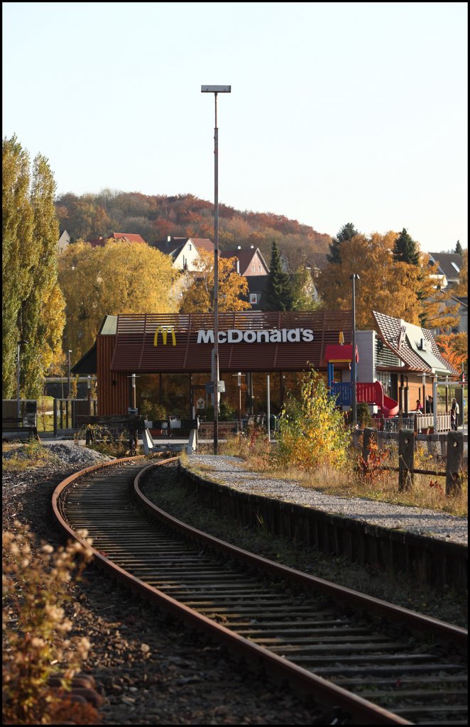 Der Schienenstrang endet vor einem Schnellrestaurant. (Hemer am 31.10.2010)