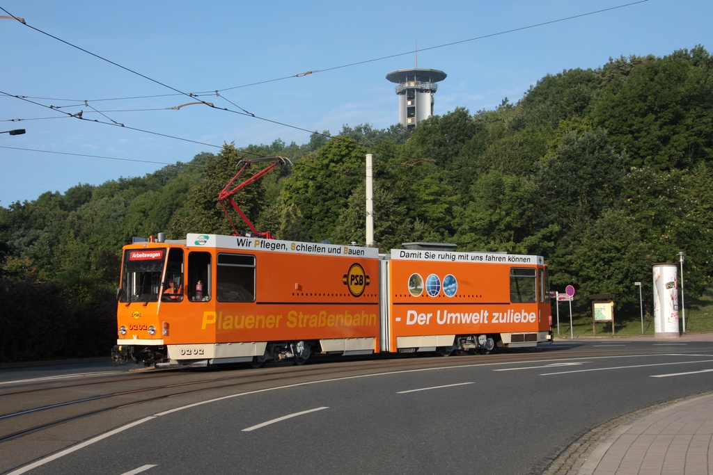 Der Schleifwagen 0202 (ČKD Praha Smichov, Bauj. 1976, bis 1995 als Tw 202 im Einsatz, danach Umbau zum ATw) der Plauener Straßenbahn am 17.08.2012 im Streckenabschnitt am ob. Bf