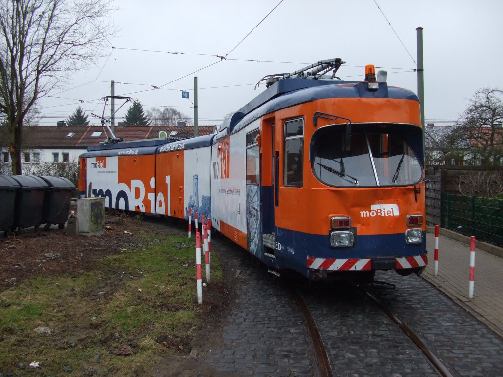Der Schleifwagen M8S 510 stand am 15.02.2011 an der Haltestelle Kattenkamp-Kehre in Bielefeld-Schildesche.
