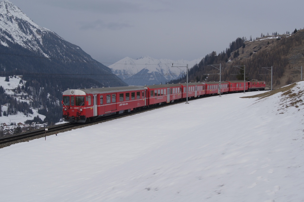 Der Schlittelzug mit dem fhrenden BDt 1721 fhrt am 3.3.11 von Preda leer Richtung Bergn.