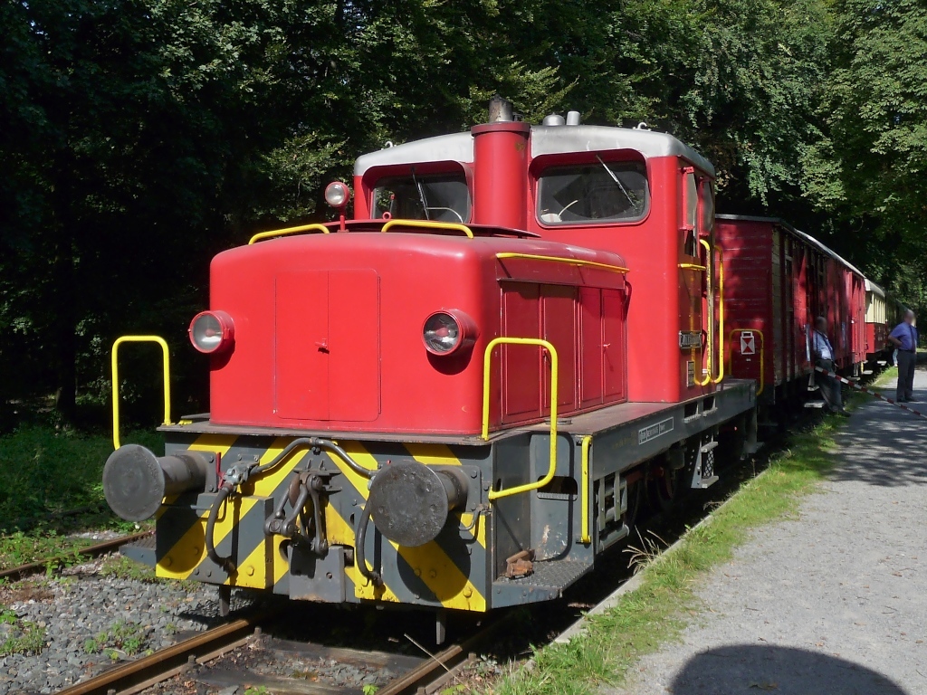 Der Schluff diesmal mit der Jung-Diesellok  Stadt Krefeld DVI  im Endbahnhof  Hlser Berg  (5.9.2010).