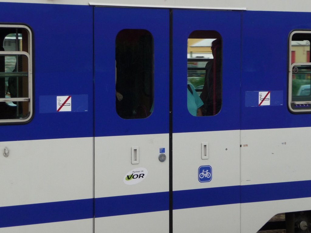 Der Schnappschuss aus dem Zug gegen�ber zeigt eine Besonderheit. Zusehen ist der einzige 4020-Wagen, bei dem die T�ren via Druckknopf zu �ffnen sind, und nicht wie bei den anderen 119 Triebwagengarnituren via  Hebel . Es handelt sich um den Zwischenwagen 7020.291, bei dem Versuchsweise diese Druckkn�pfe eingebaut wurden. Der Steuerwagen und Triebkopf dieser Garnitur wurde nicht ver�ndert. Vermutlich bleibt dieser Zwischenwagen ein Einzelst�ck.