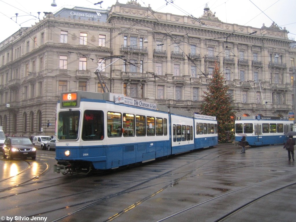 Der Schnee war am 1.12.09 in der Stadt Zrich leider bereits wieder gescmolzen. Dennoch konnte ich Zrich ohne Winter- resp. Weihnachtsschnappschuss nicht verlassen. So musste der Tannenbaum der CreditSuisse am Paradeplatz als Hintergrund dienen, als die Snfte 2104 (mit neuer LCD-Anzeige auf der Front) die Haltestelle in Richtung Bhf. Enge verlsst.