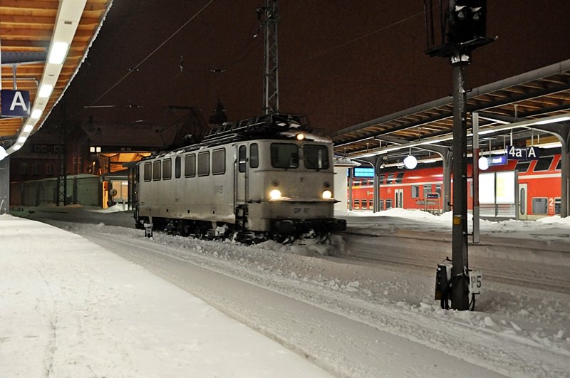 der Schneepflugersatz in der nchsten Runde, DP 57 beim Kopf machen bers Bahnsteiggleis im Bf Stralsund am 02.02.2010