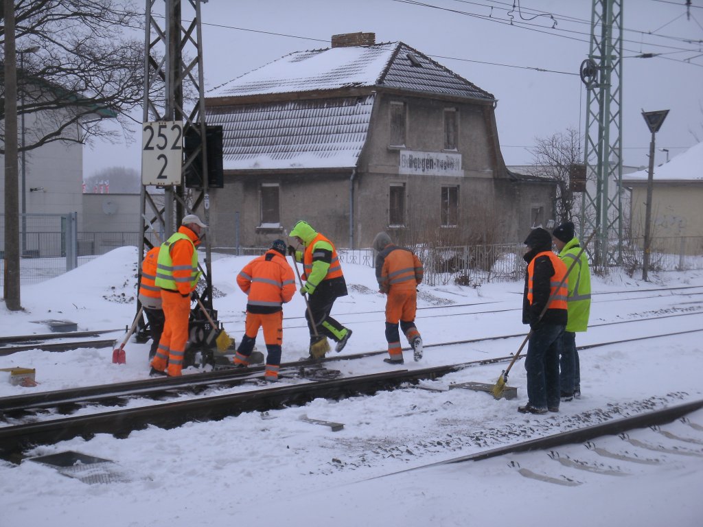 Der Schneetrupp im Einsatz,am 10.Mrz 2013,auf dem Bahnhof in Bergen/Rgen.An dieser Stelle sei den Leuten gedankt fr Ihren Einsatz bei Wind und Schnee !