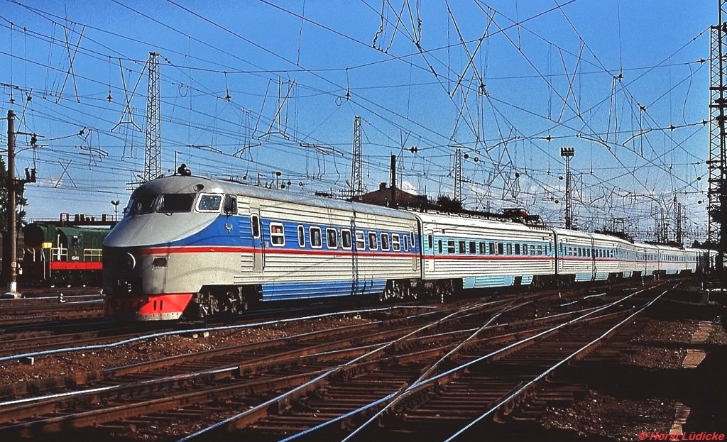 Der Schnellfahrtriebzug ER 200 fährt im Juni 1990 im Moskauer Bahnhof in Leningrad ein. Das Fahrzeug mit 200 km/h Höchstgeschwindigkeit wurde 1973 von der Waggonfabrik Riga für die Strecke Moskau - Leningrad gebaut und 2009 außer Dienst gestellt.