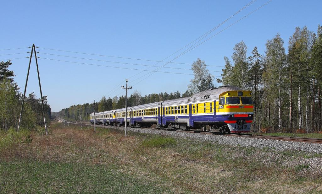 Der Schnellzug Riga - Jekabpils durchfhrt am 1.5.2012 gerade die
Wlder bei Villani. An der Spitze fhrt DR1A - 3111.